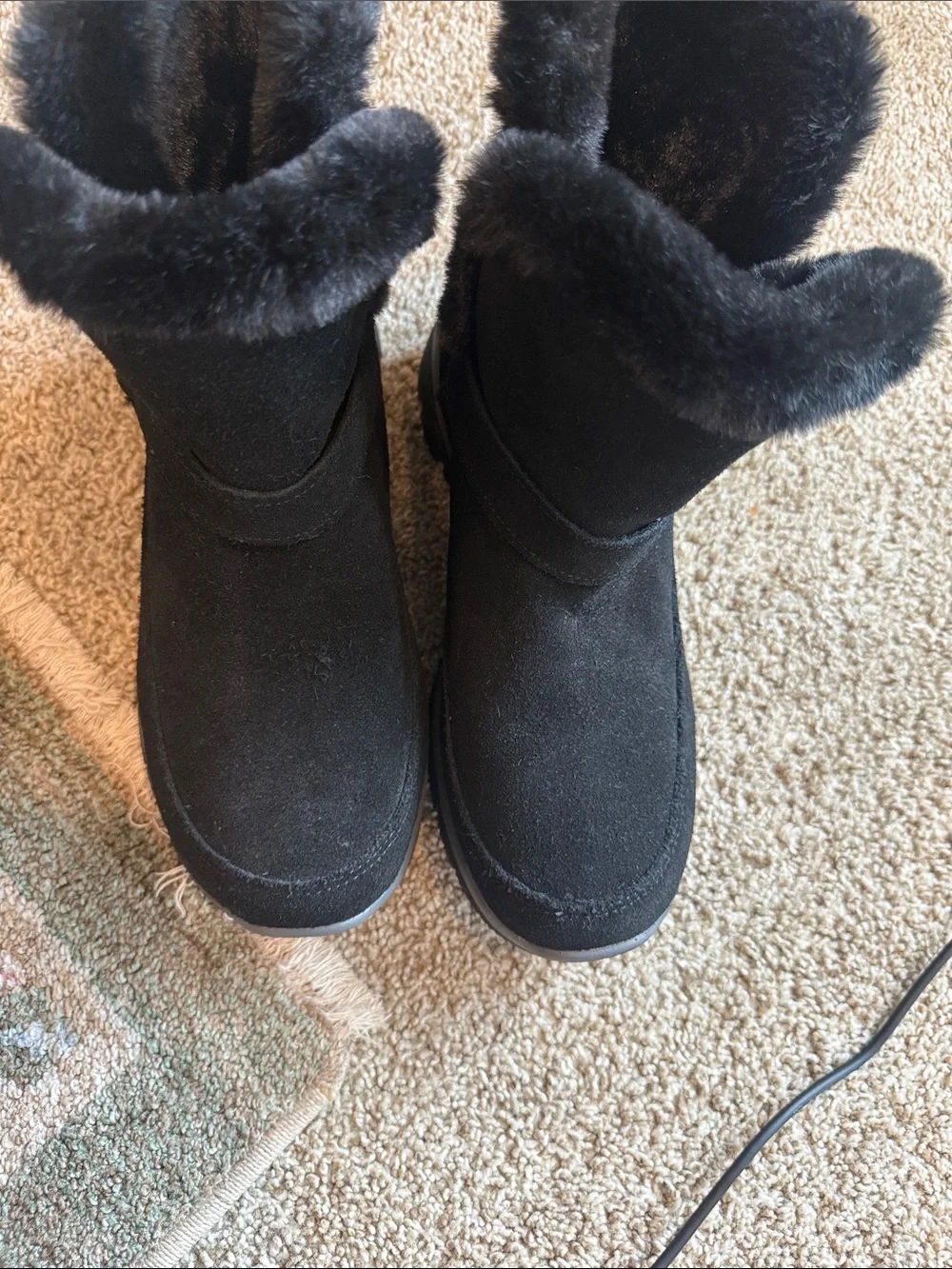 Skechers women’s slip ins  Black Faux-Fur Winter Boots size 7.5